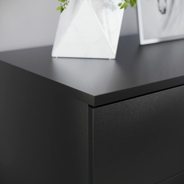 Chest of drawers with metal handles and anti-bowing support, ideal for bedroom and nursery storage